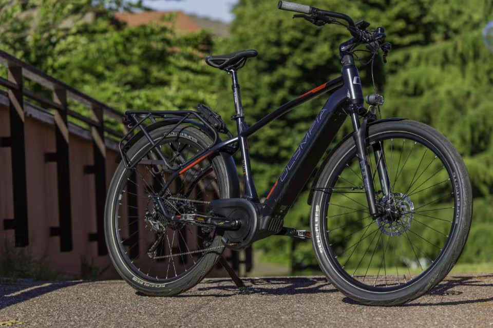 bicicleta electrica Olympia Speedster neagra cu cadru aluminiu si motor central pentru naveta urbana si trekking